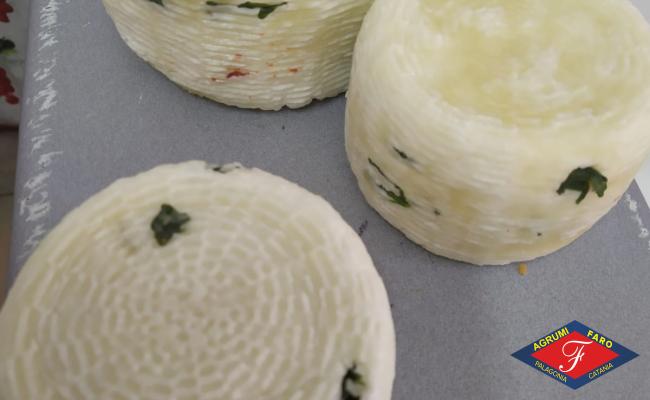 Formaggio di Pecora di Primo Sale con Rucola , Olive e Peperoncino